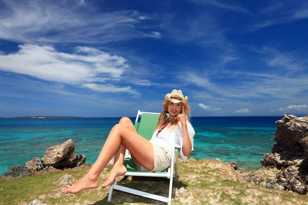 Jeune femme sur la plage profiter de la lumière du soleil — Photo