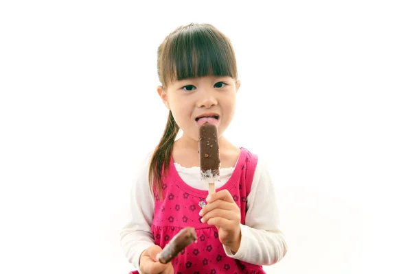 Счастливый ребенок ест сладости — стоковое фото