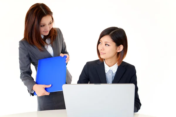 Vrouwelijke ondernemers bespreken plannen — Stockfoto