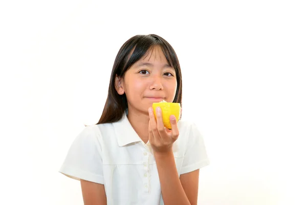 Κορίτσι τρώει λεμόνι — Φωτογραφία Αρχείου