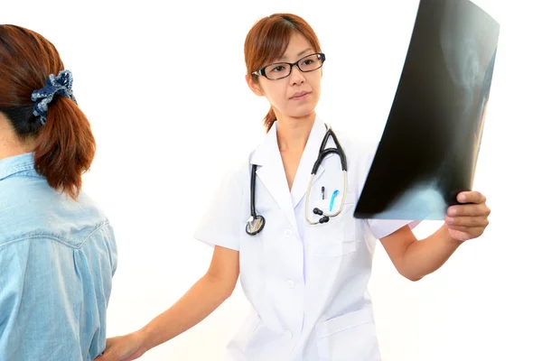 Doctor examining a patient — Stock Photo, Image