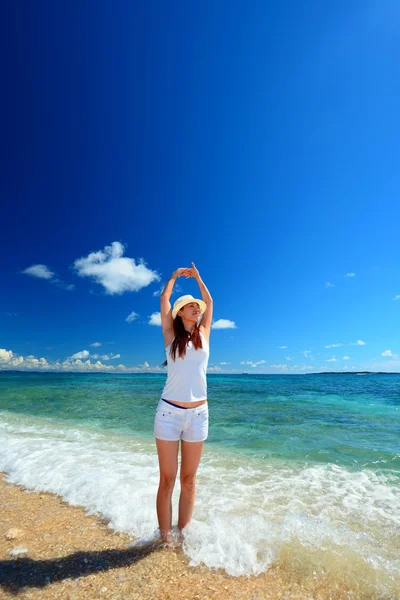 Giovane donna che fa stretching sulla spiaggia — Foto Stock