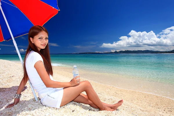A mulher que relaxa na praia . — Fotografia de Stock