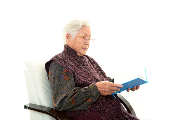 Vecchia donna che legge il suo libro — Foto Stock