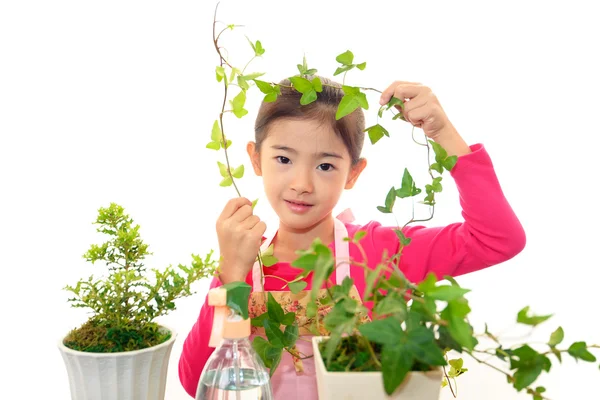 Glückliches Kind mit Pflanze — Stockfoto