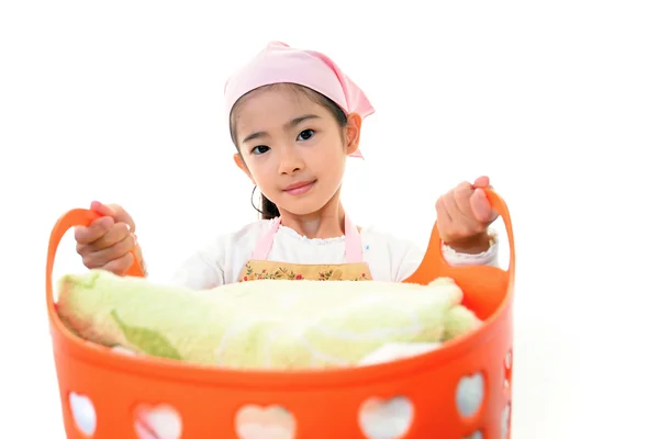 Enfant portant un panier à linge — Photo