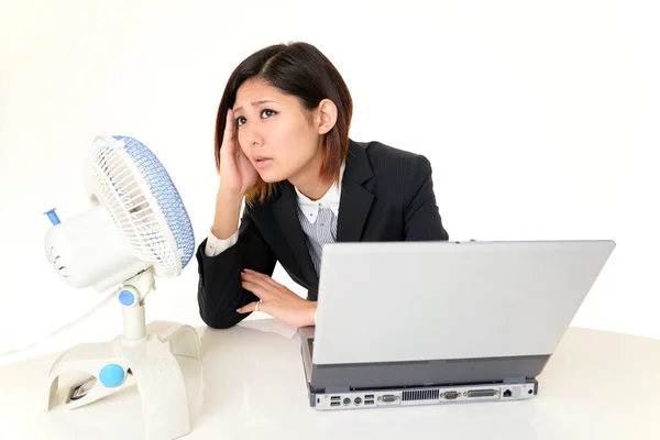 Cansado y estresado joven mujer de negocios asiática — Foto de Stock