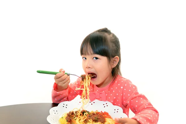 スパゲッティを食べる子 — ストック写真