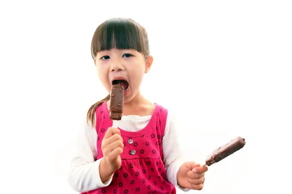 Criança feliz comendo doces — Fotografia de Stock