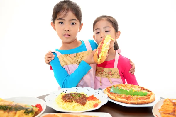 Happy girls eating meals — Stock Photo, Image