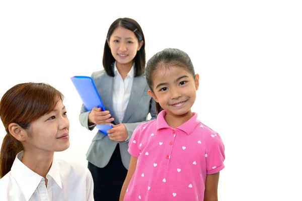 Lächelnder Lehrer mit Mädchen — Stockfoto