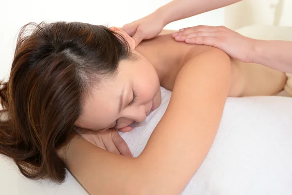 Молодая женщина получает массаж в спа — стоковое фото