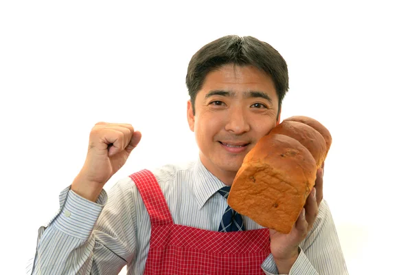 Homem segurando um pão — Fotografia de Stock