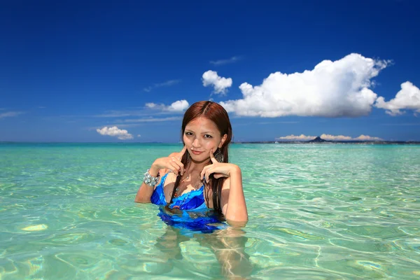 Kvinna Simning vid stranden — Stockfoto