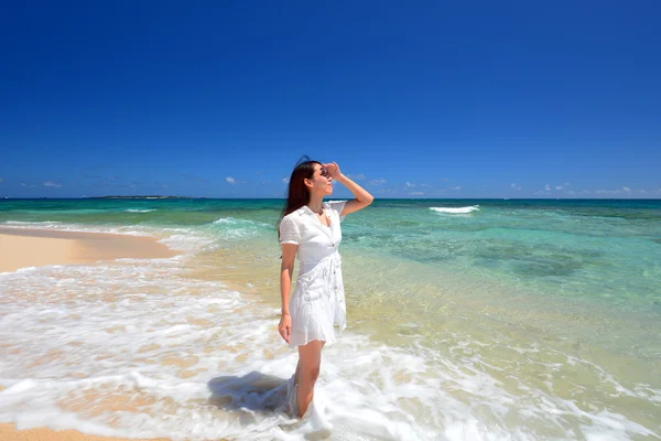 La donna che si rilassa sulla spiaggia . — Foto Stock