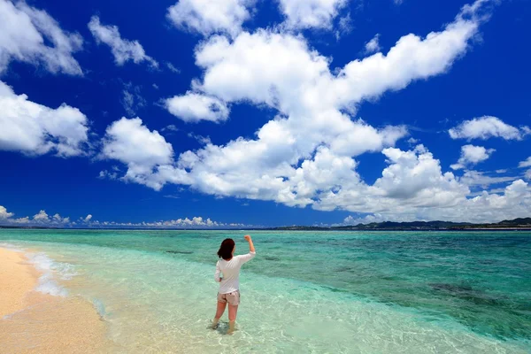 The woman who relaxes on the beach. — Stock Photo, Image