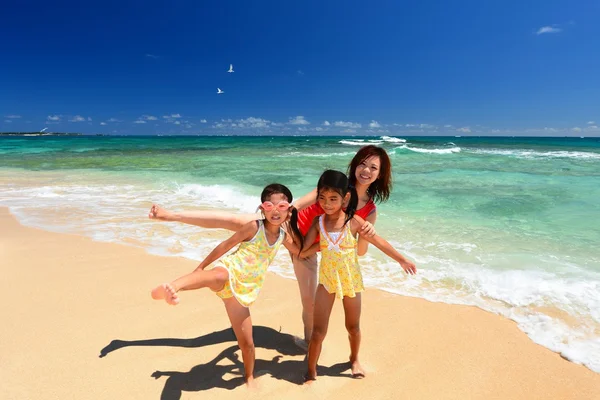 Mãe e crianças brincando na praia — Fotografia de Stock