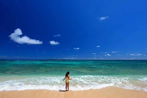 Fille jouant sur la plage — Photo