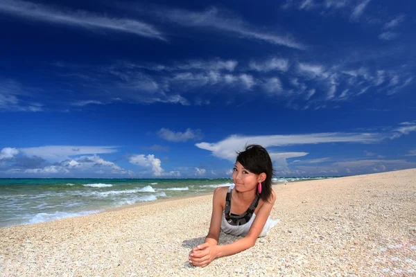 De vrouw die ontspant op het strand. — Stockfoto