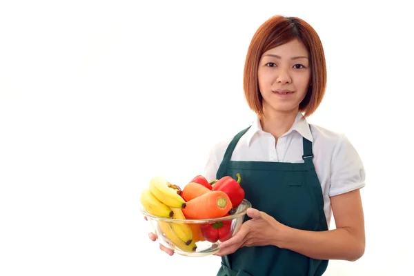 Donna sorridente che tiene le verdure — Foto Stock