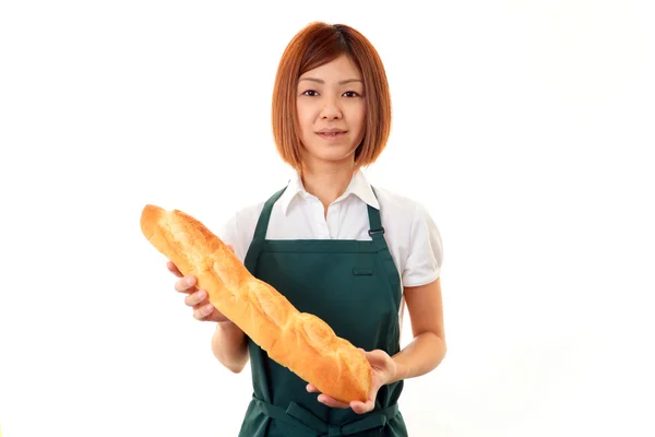 Mulher segurando um pão — Fotografia de Stock