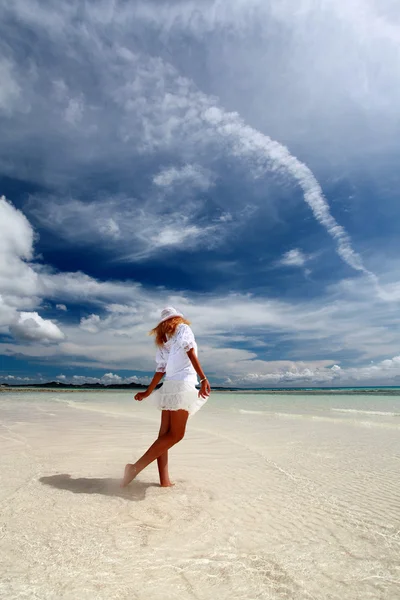 Fiatal nő a tengerparton, élvezze a napfény — Stock Fotó