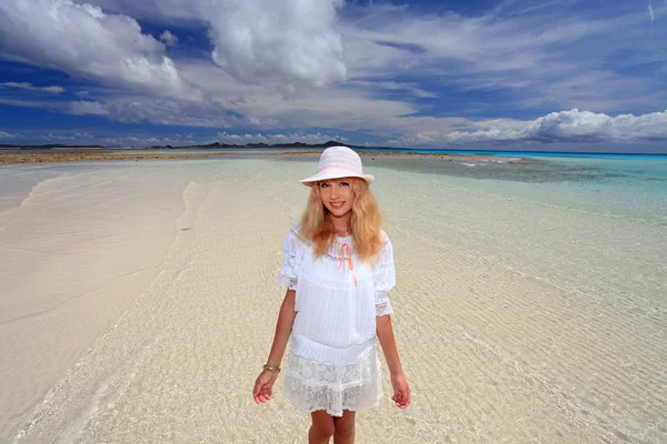 Ung kvinna på stranden njuta av solljus — Stockfoto