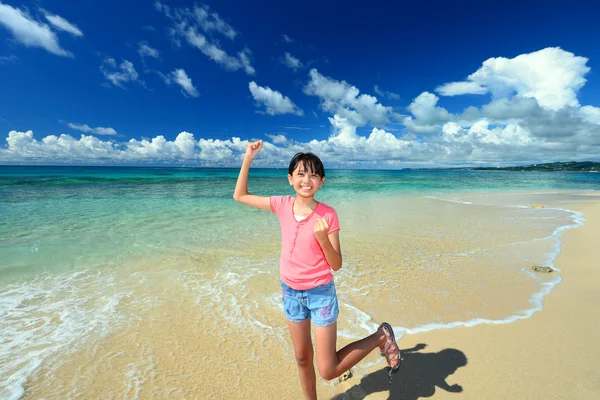 Dziewczyna gra na plaży — Zdjęcie stockowe