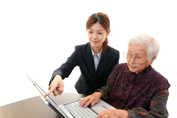 Seniorin mit Notizbuch — Stockfoto