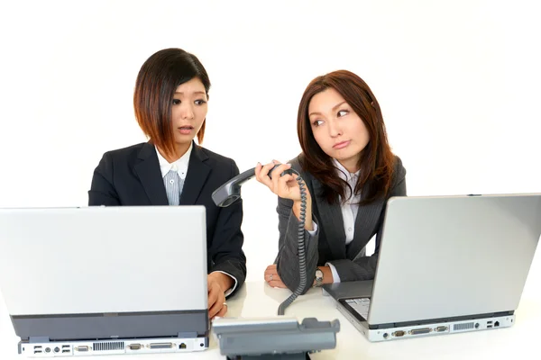 Zwei Büroangestellte, die ihre Unzufriedenheit ausdrücken — Stockfoto