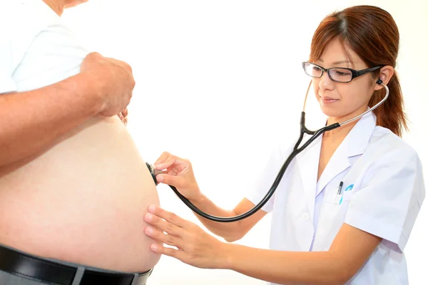 Medico serio che esamina l'obesità di un paziente — Foto Stock