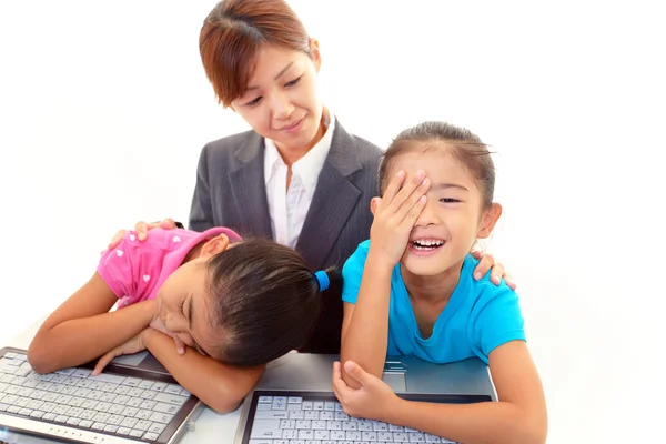 Meisjes met behulp van laptop — Stockfoto