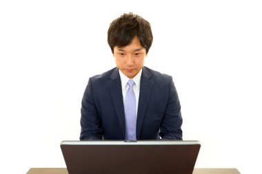 Dizüstü bilgisayar kullanan iş adamı