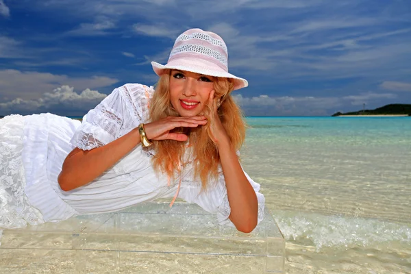 Young woman on the beach enjoy sunlight — Stock Photo, Image