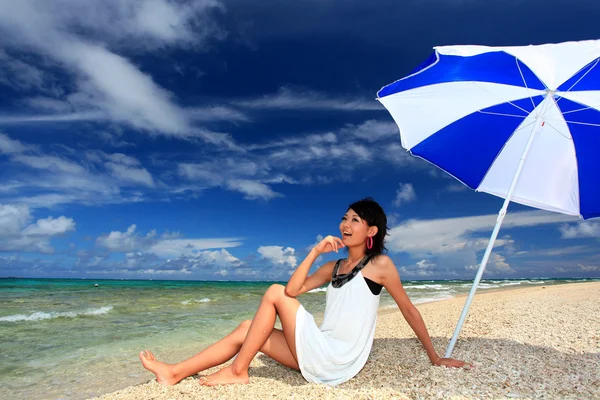 Die Frau, die sich am Strand entspannt. — Stockfoto