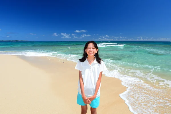 Fille jouant sur la plage — Photo