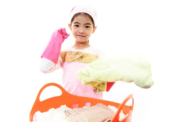 Criança com uma cesta de roupa — Fotografia de Stock