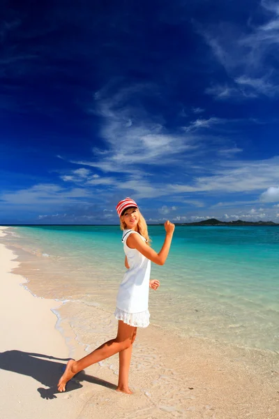 Jeune femme sur la plage profiter de la lumière du soleil — Photo