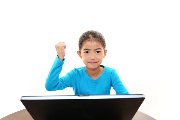 Leende flicka använder en bärbar dator — Stockfoto