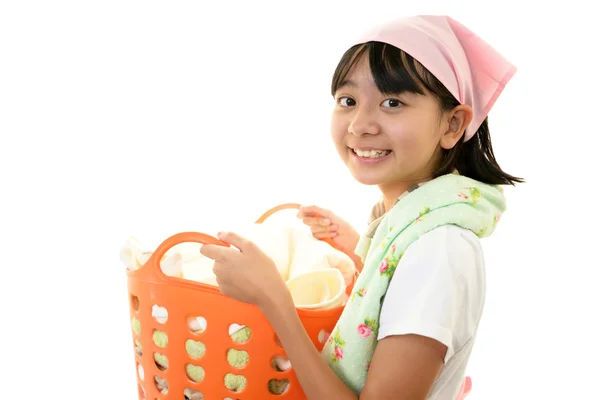 Bambino che porta il cestino della lavanderia — Foto Stock