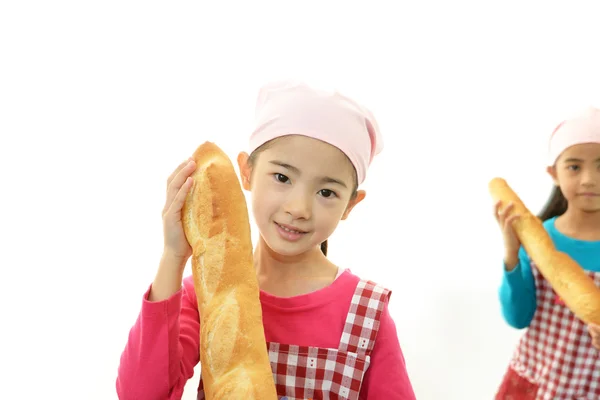 Meninas segurando um pão — Fotografia de Stock