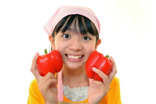 Sonriente chica sosteniendo verduras —  Fotos de Stock