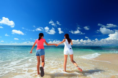 Okinawa sahilde oynarken aile