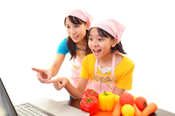 Sorridente asiatica madre e bambino — Foto Stock