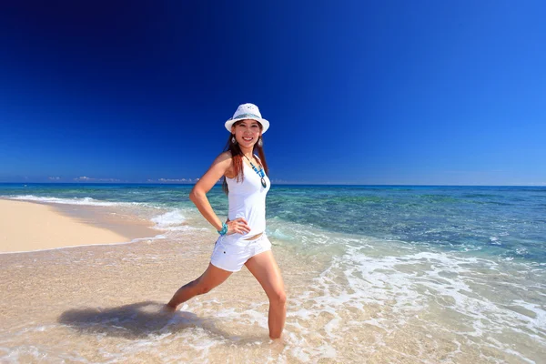 Mujer joven haciendo estiramiento en la playa —  Fotos de Stock