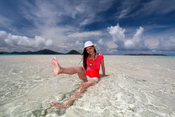 Mujer joven en la playa disfrutar de la luz del sol —  Fotos de Stock