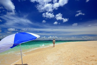 Kumsalda dinlenen kadın..