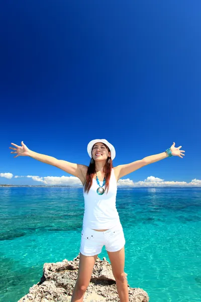 Young woman on the beach enjoy sunlight — Stock Photo, Image