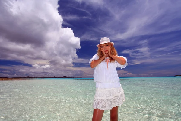 Die Frau, die sich am Strand entspannt. — Stockfoto