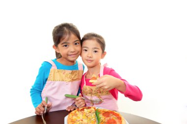 Çocuklar pizza yiyor.